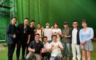 周星驰《少林女足》亿元片场首曝光！11位幸运粉丝探班获星爷亲签T恤
